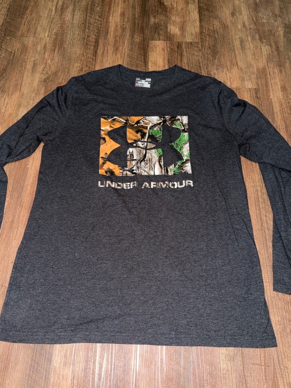 Under Armour Loose Gray & Camo Logo Long Sleeve Crewneck Shirt - Mens Large